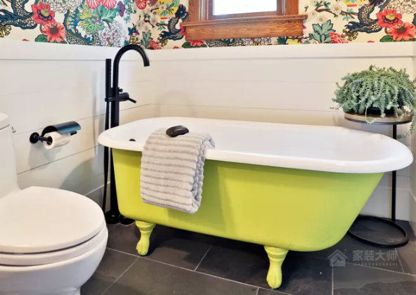 有了這種彩色浴缸，讓你家的浴室不再單調